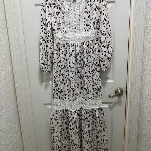 Dresses & Skirts - Elegant White Maxi Dress